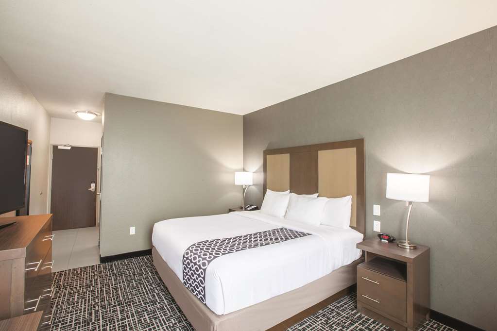 La Quinta Inn & Suites by Wyndham San Marcos Outlet Mall - photo 15