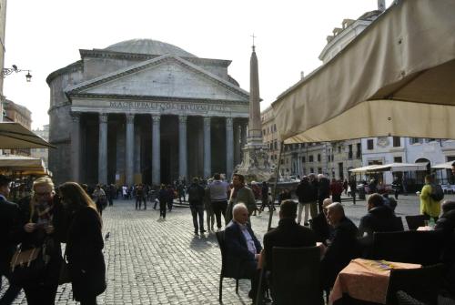 Pantheon Domus Valentino — 4-Star Luxury Hotel in Rome, Italy