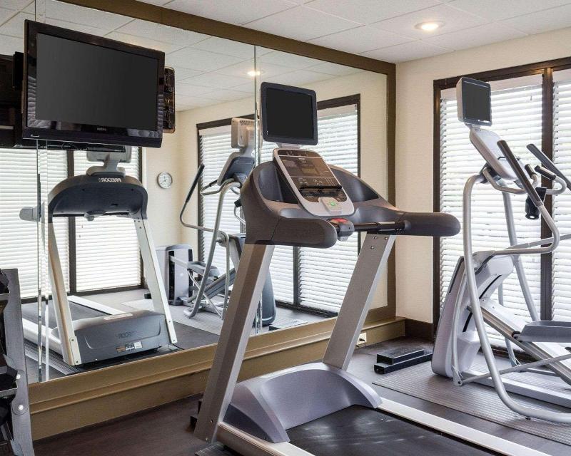 Russell Inn and Suites - photo 32