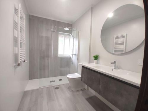 Piso Con Terraza Y Zonas Verdes — hotel in Torrelavega