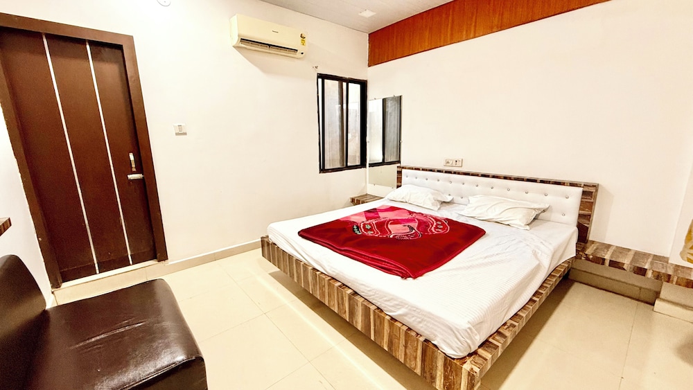 Hotel Dwarkadhish Near Station Temple — Ujjain