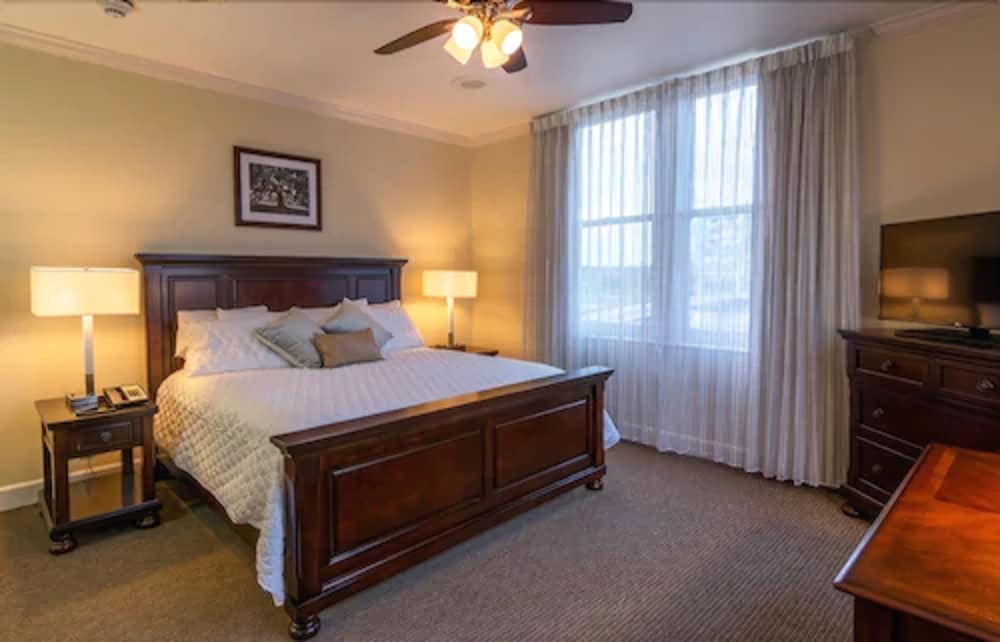 Hotel Bentley in Alexandria, United States