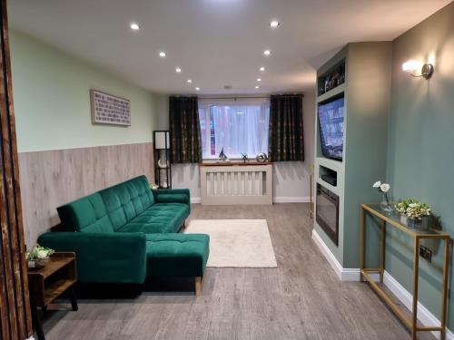 2 Bed Cosy House in London by Zaftastic Stays — 4-Star Luxury Hotel in London, United Kingdom