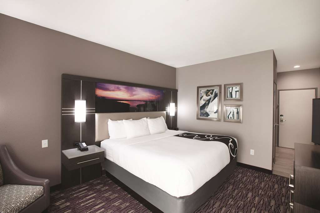 La Quinta Inn & Suites by Wyndham Kingsville - photo 16