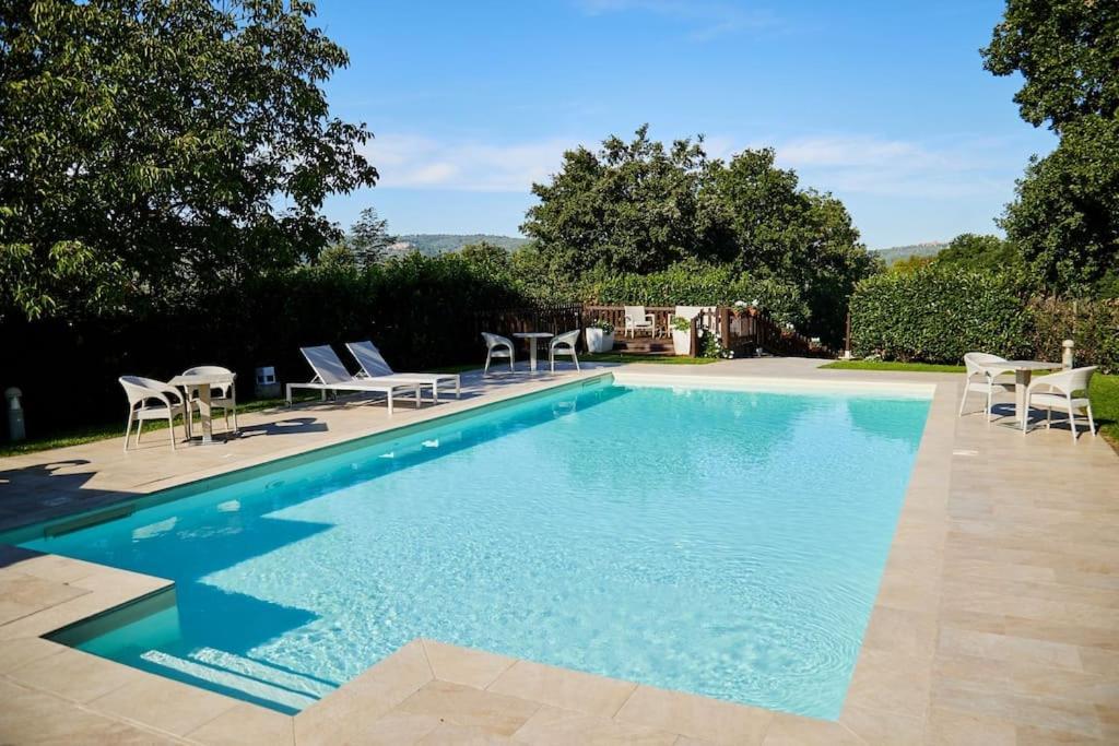 Villa Tuscan Prestige 25 Ospiti Piscina Jacuzzi — 4-Star Luxury Hotel in Lucignano, Italy
