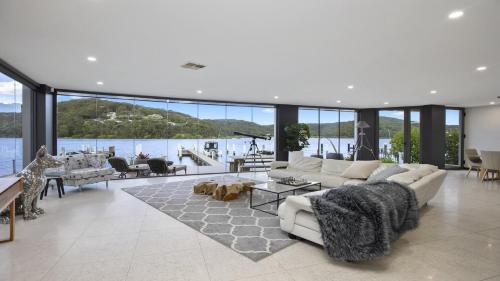 Riptides Booker Bay Waterfront apartment walk to shops & cafes — 4-Star Luxury Hotel in Booker Bay, Australia