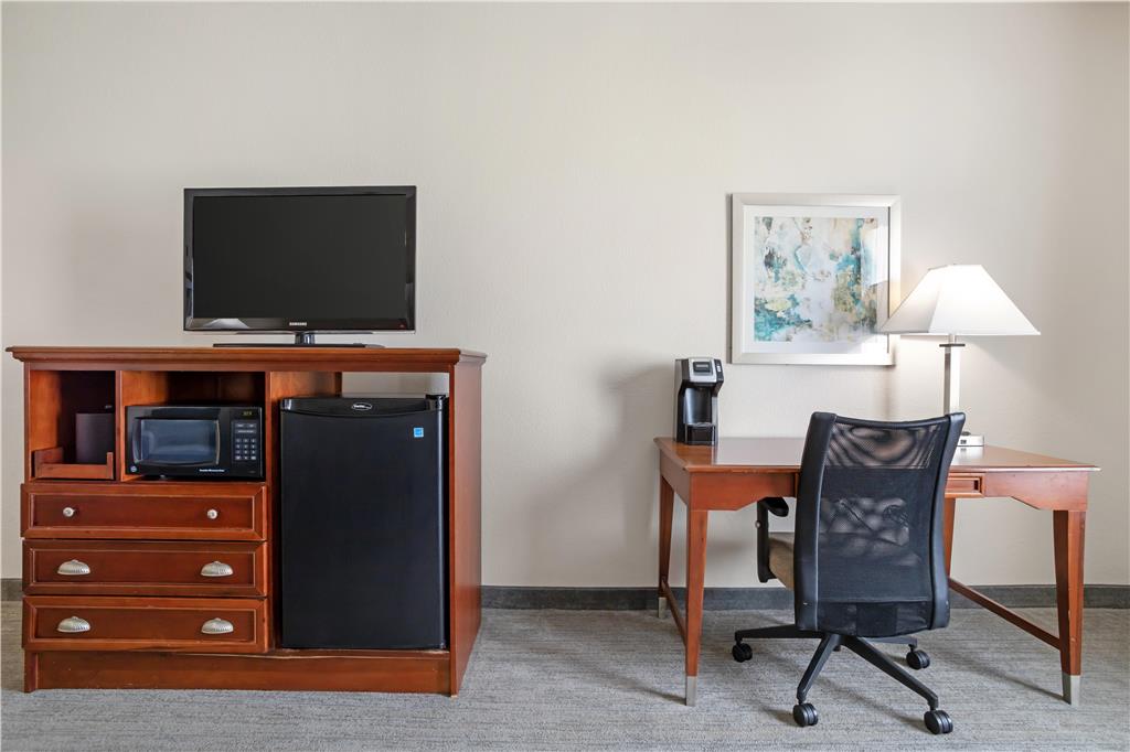 Best Western Plus Executive Hotel & Suites - photo 23