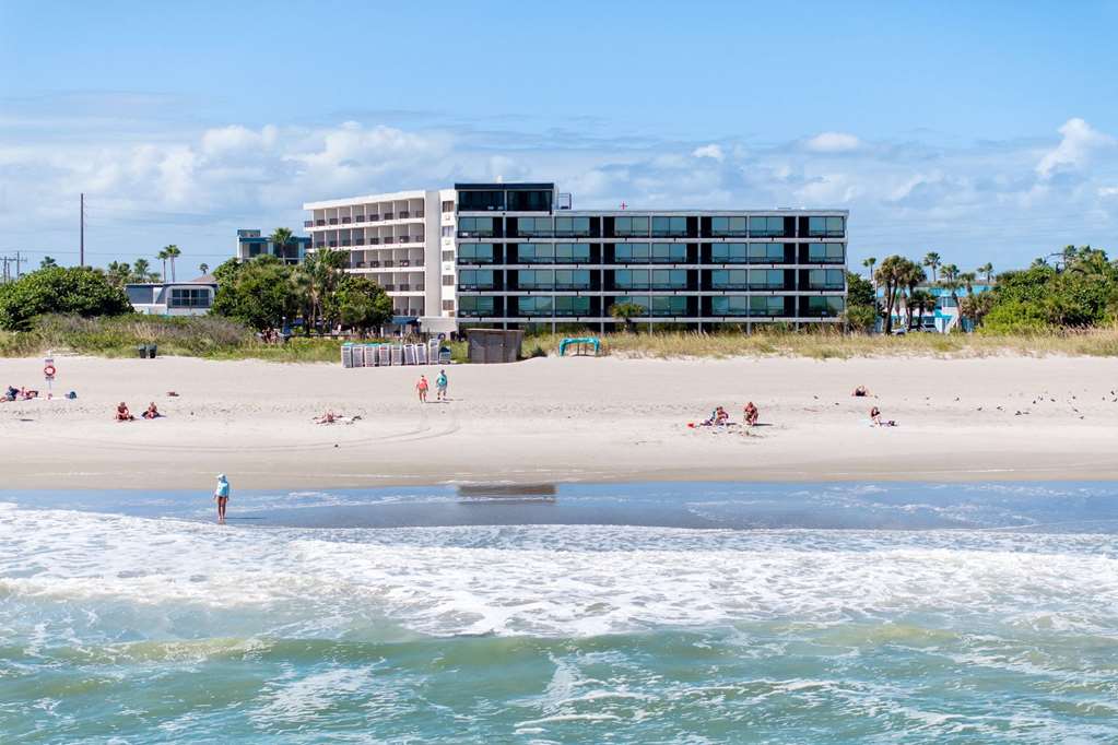 La Quinta Inn & Suites by Wyndham Cocoa Beach Oceanfront - photo 7