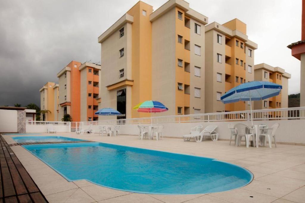 Apto Lazer 3 piscinas ar condicionado quadra churrasqueira e parquinho — 4-Star Luxury Hotel in Ubatuba, Brasil