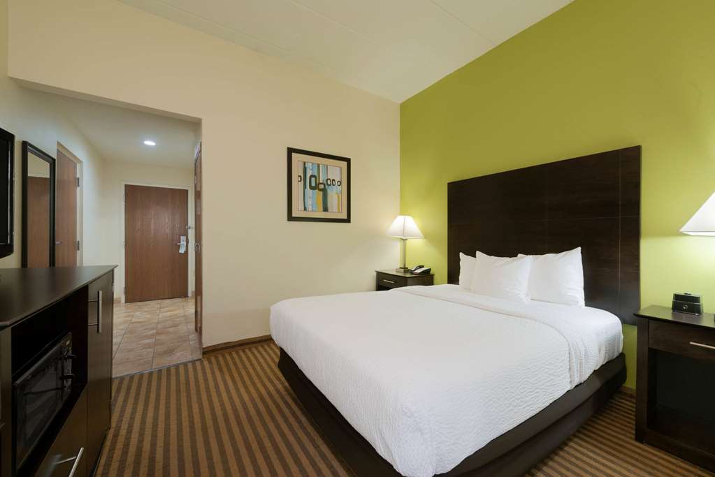 La Quinta Inn & Suites by Wyndham Columbus Grove City - photo 32