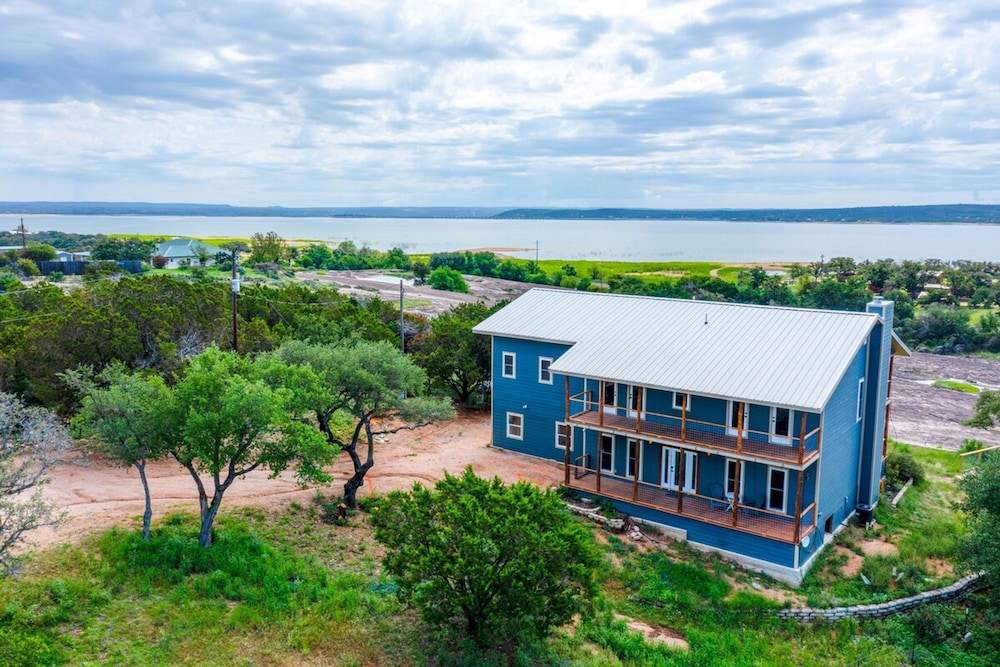 6bed 4bath 3 Acres With 18i0 Degree Views Pool Firepit — hotel in Buchanan Dam