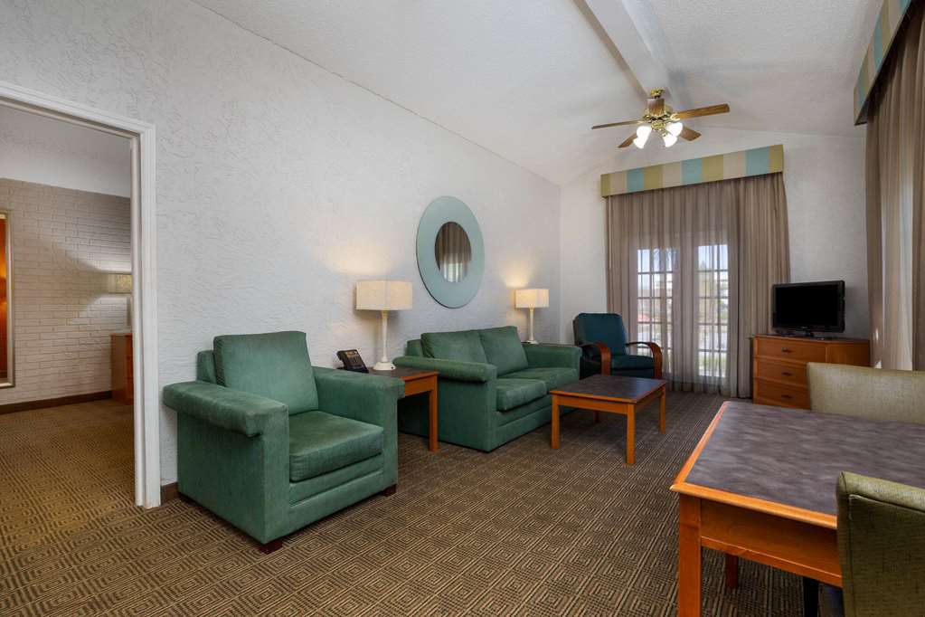 La Quinta Inn Tampa Airport Stadium Westshore - photo 24