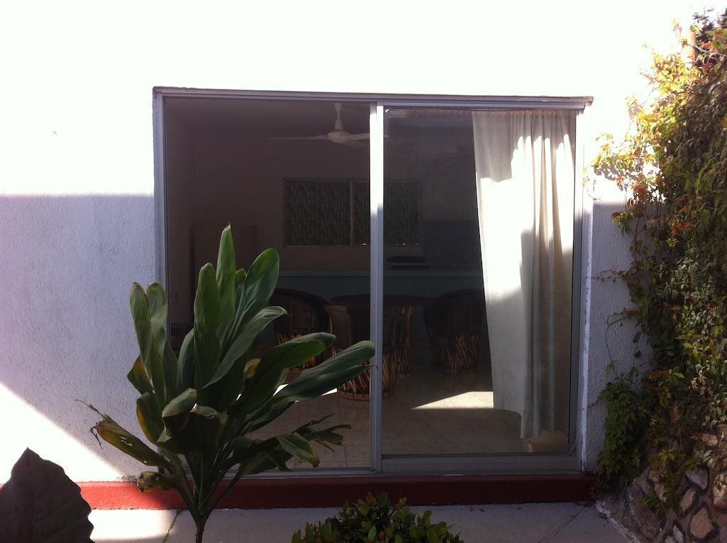 Bungalows Alcaraz in Manzanillo, Mexico