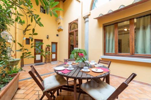 The paintress home with private patio — 4-Star Luxury Hotel in Florence, Italy