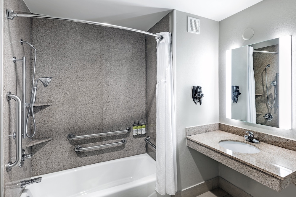 Holiday Inn Express Hotel and Suites Pryor by IHG - photo 17