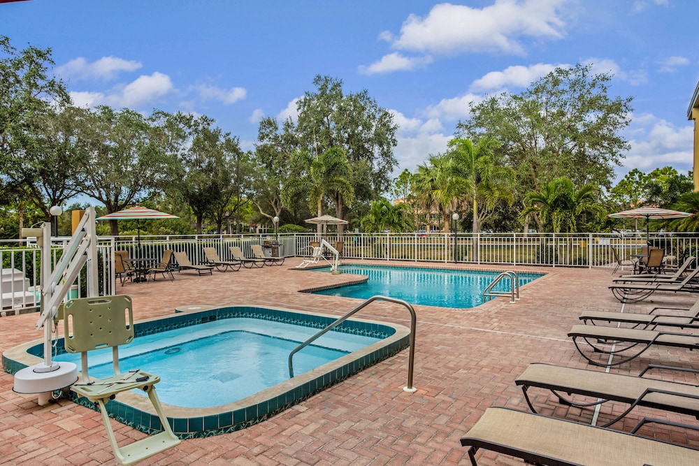 La Quinta Inn & Suites by Wyndham Sarasota I75 - photo 32