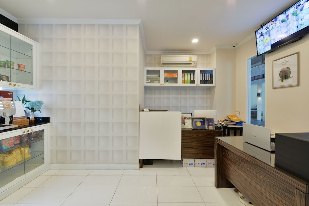 Check-in/check-out kiosk