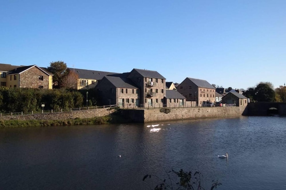 Stunning Apartment Overlooking Pembroke Castle — 4-Star Luxury Hotel in Pembroke, United Kingdom