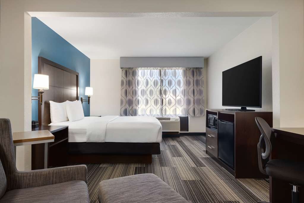 La Quinta Inn & Suites by Wyndham Springfield Airport Plaza - photo 13