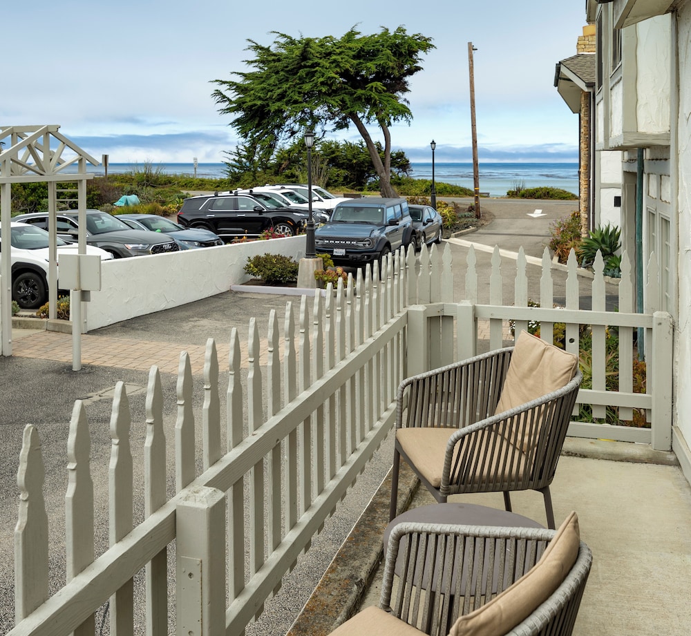 Pelican Inn & Suites - photo 12