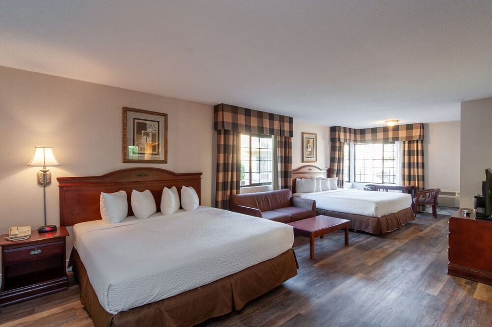 Studio City Court Yard Hotel - photo 21