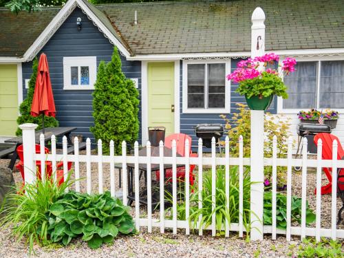 Cottage 1 2 2 Bedroom 1 Bath End Unit with Kitchenette Private Courtyard Pet Friendly fee applies — 4-Star Luxury Hotel in Wolfeboro, United States
