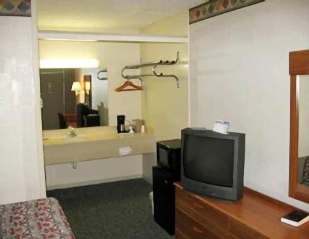 Mariann Travel Inn Scottsburg - photo 6