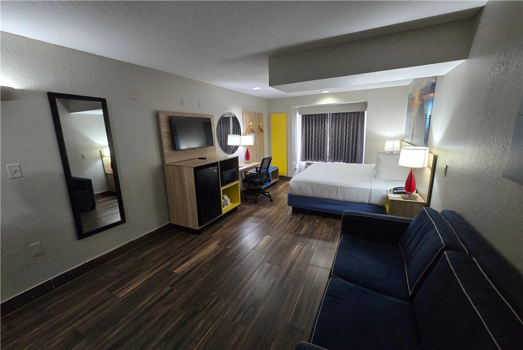 Days Inn & Suites by Wyndham Tampa Raymond James Stadium - photo 54