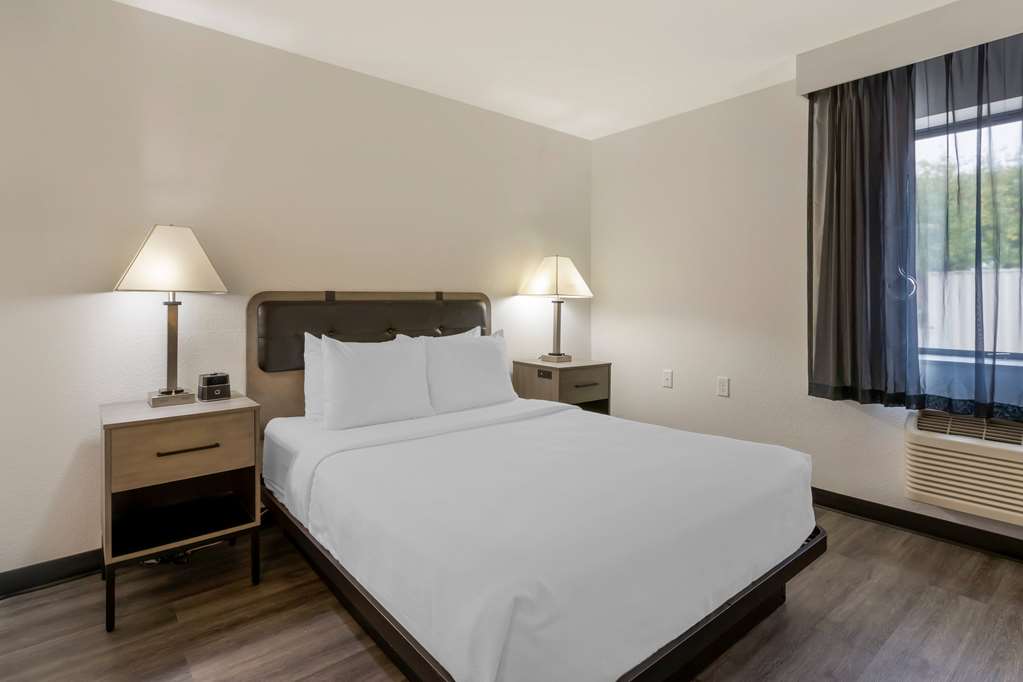 La Quinta Inn & Suites by Wyndham Des Moines West Clive - photo 64