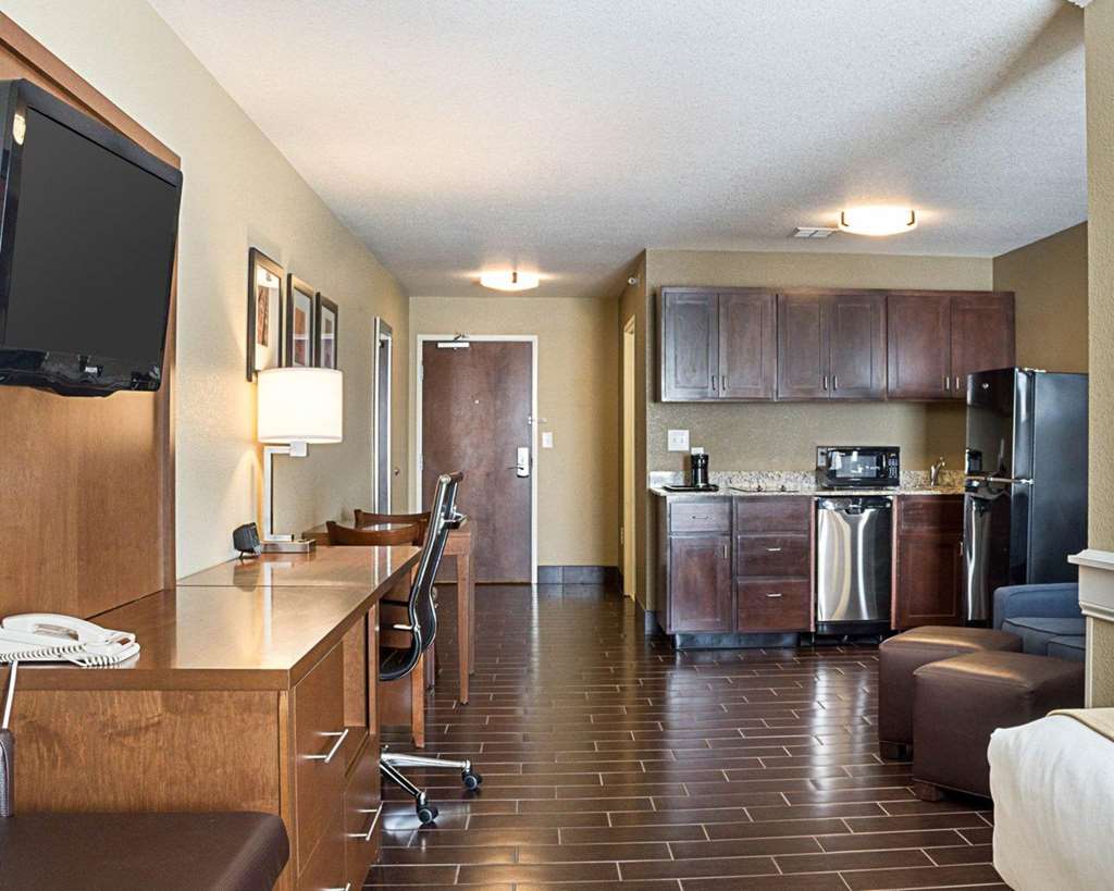 Comfort Suites Minot South - photo 18