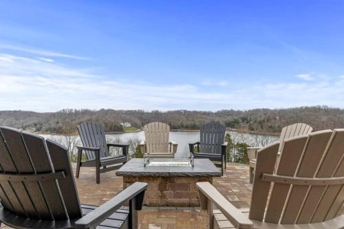 Lake Mansion On The Hill wPanoramic Views & Dock — hotel in Lynchburg