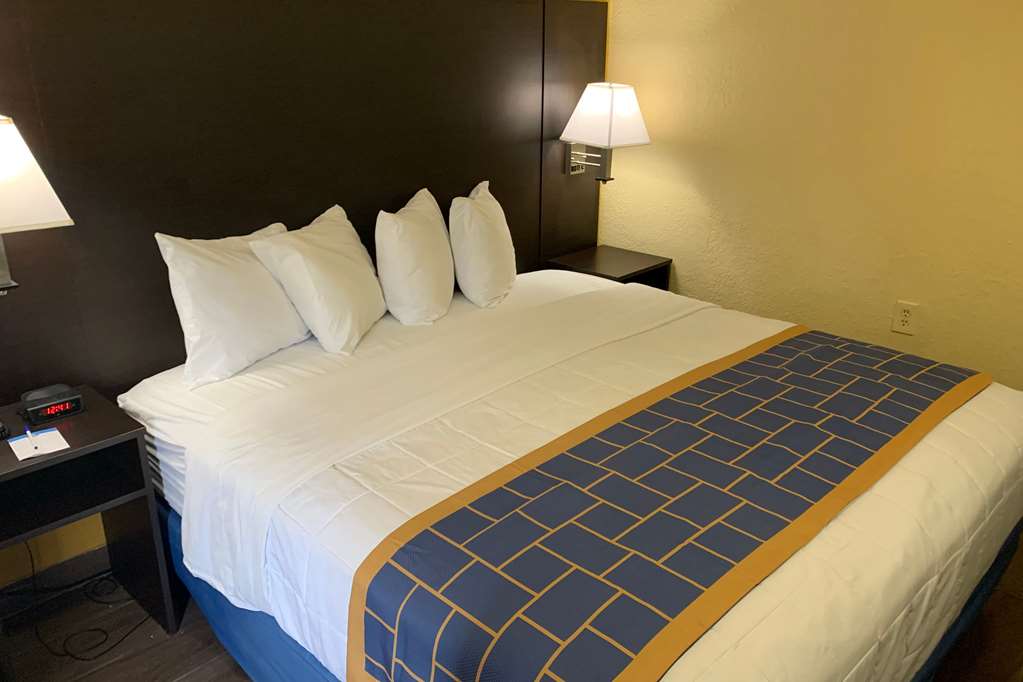 Days Inn & Suites by Wyndham Tampa Raymond James Stadium - photo 30