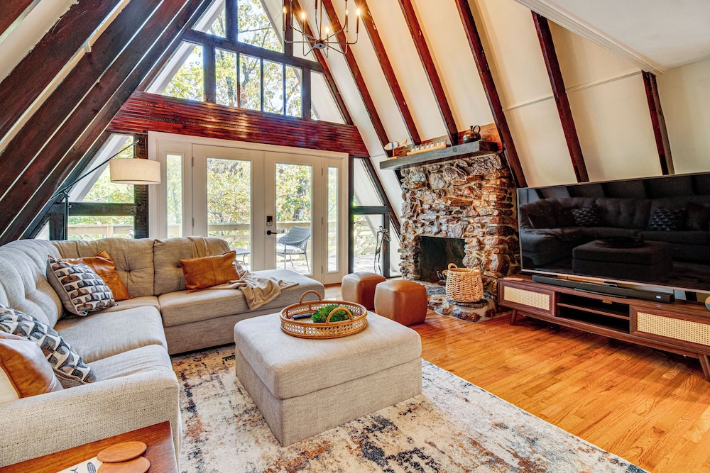 Modern A frame in Fairfield Bay w Pool Access — hotel in Fairfield Bay