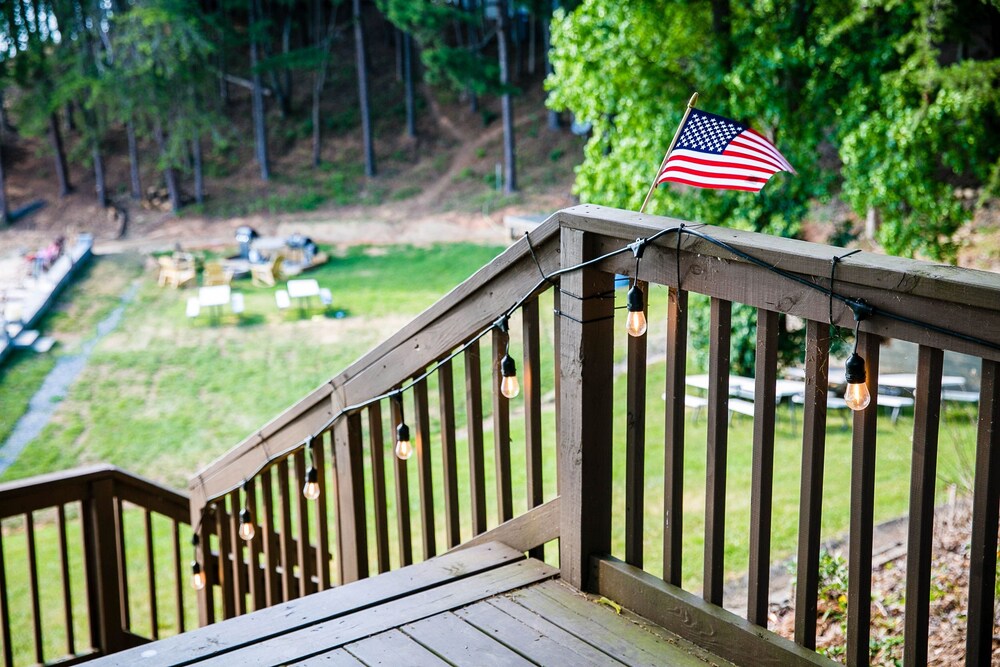 Waterfront Two Bedroom Cabin #15 on the Lake at Long Cove Resort by Redawning - photo 6