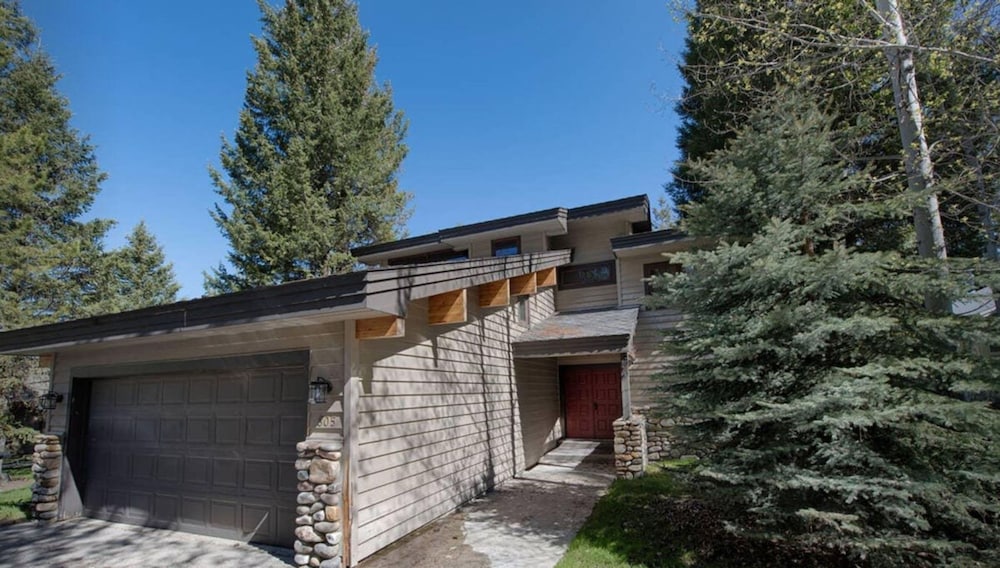 Fairway Lodge by Casago McCall Donerightmanagement — 4-Star Luxury Hotel in Mccall, United States