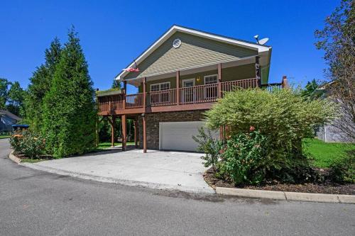 Tennessee Time Out Entire Cottage Hot Tub Creek No Steep Roads — 4-Star Luxury Hotel in Pigeon Forge, United States