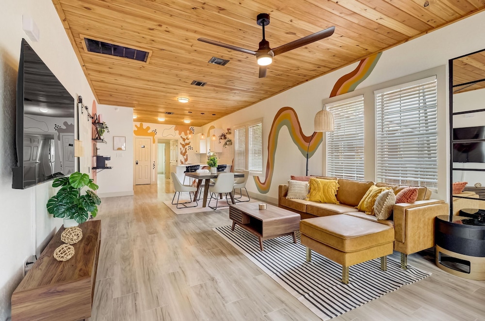 The Retro Retreat Close to Downtown Fort Sam - photo 2