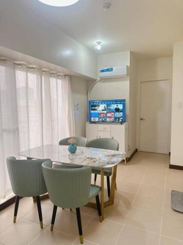 Tan condo city view 01 — 5-Star Luxury Hotel in Manila, Philippines