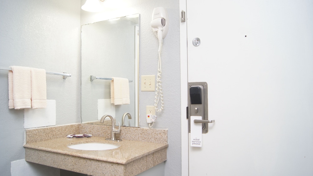 Holiday Lodge & Suites - photo 15