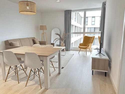 Jacinto Benavente 15 5a Con Parking Gratis by Ybh in Vigo, Spain