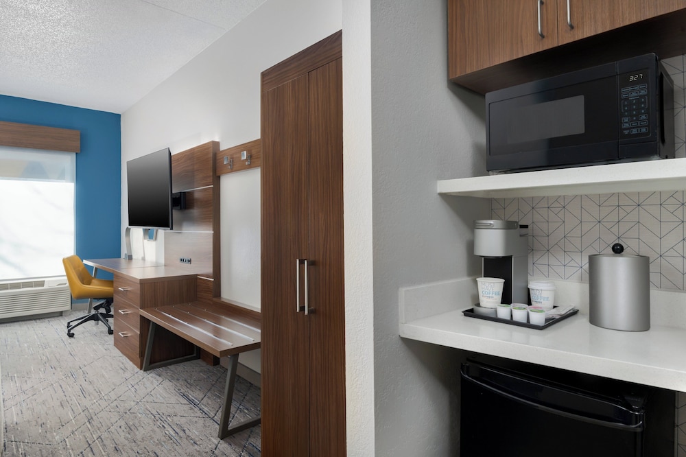 Holiday Inn Express Hotel & Suites Bentonville by IHG - photo 8