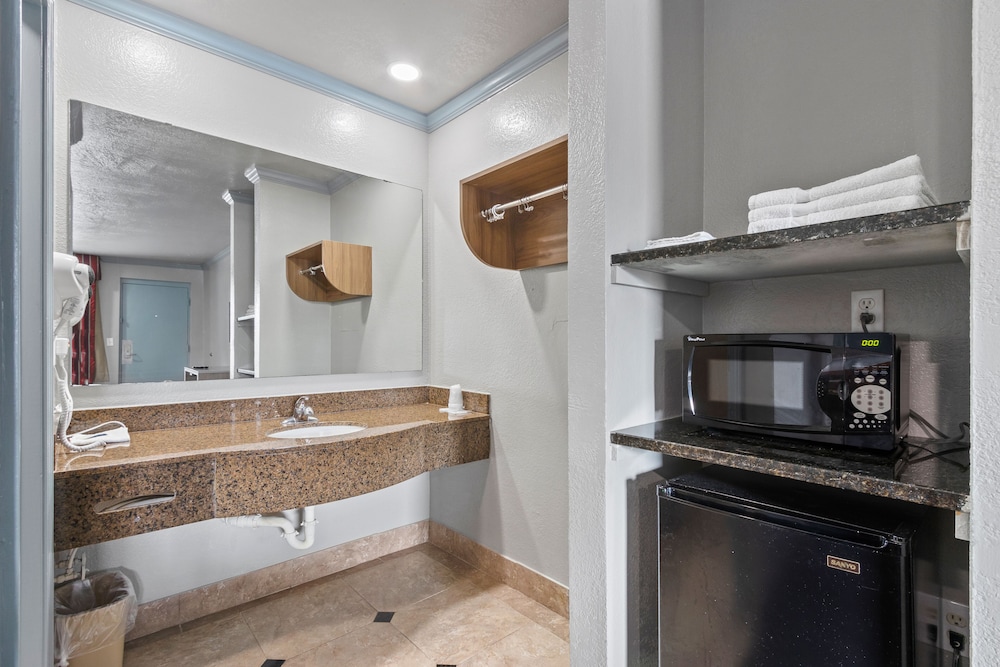 Regency Inn Near Boardwalk & Hurlburt Field - photo 19