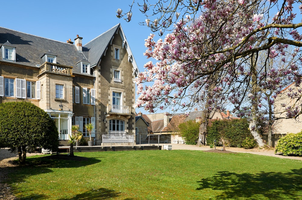 Le Clos De Bourgogne — 4-Star Luxury Hotel in Moulins, France