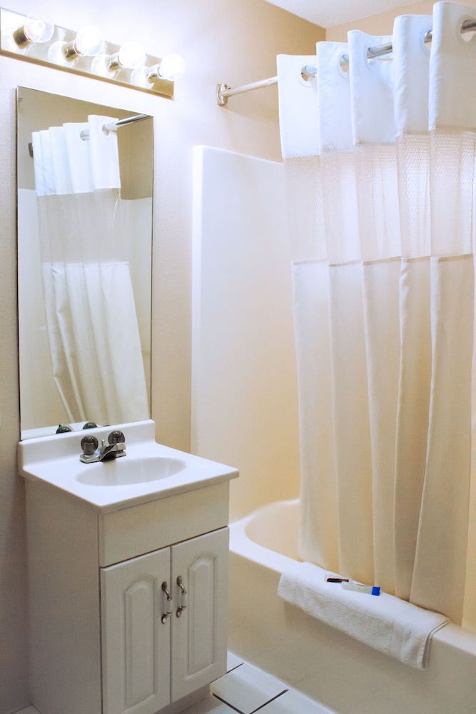 Victorian Inn & Suites - photo 30