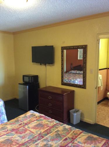 GreenLawn Motel - photo 17