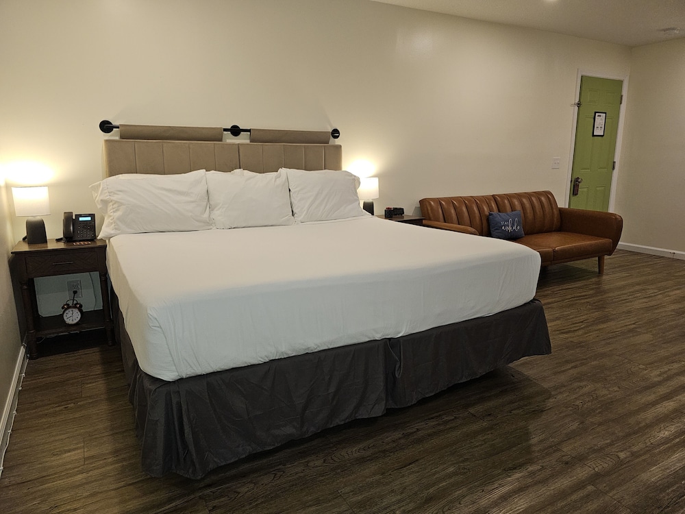The Honey Bee Motel - photo 8