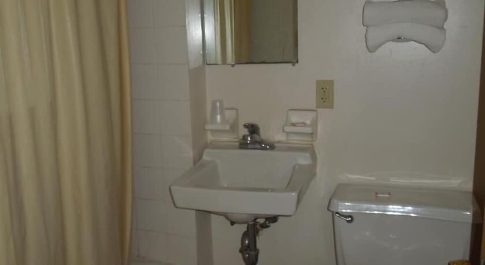 Lee's Motel - photo 16
