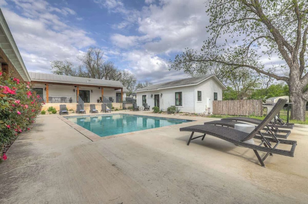 Schubert Inn main With Pool and Grill 2blks to Main - photo 20