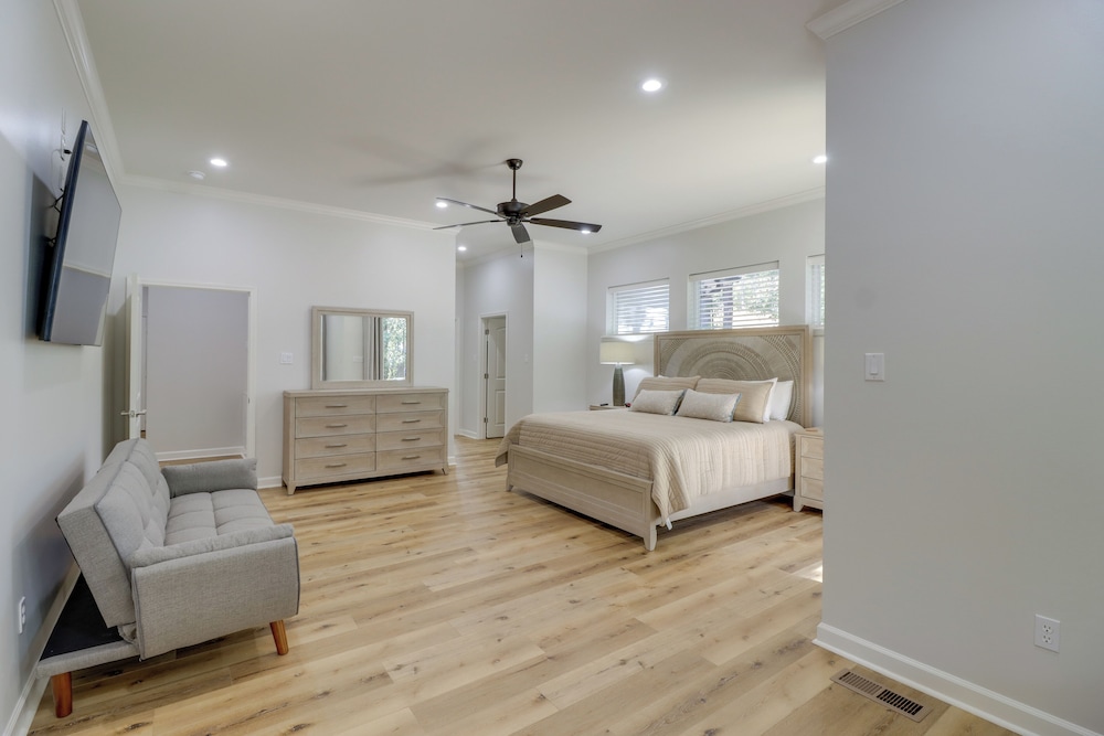 Luxury Lakefront Retreat with Deck and Patio — hotel in Fairfield Bay