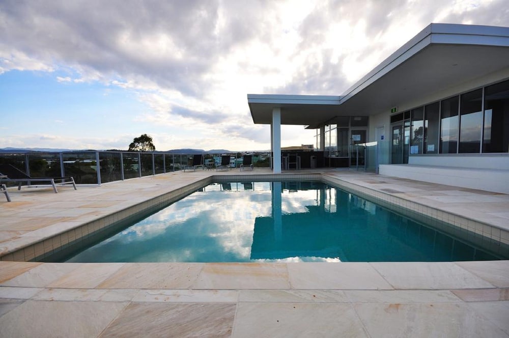 Chancellor Lakeside — 4-Star Luxury Hotel in Burleigh Heads, Australia